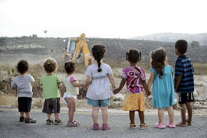 Israeli children watch construction work in Kedumim, Samaria. Photo by Uri Lenz/Flash90.
