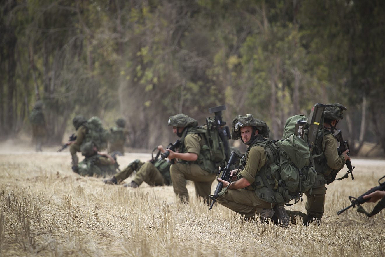 Israel Defense Forces' soldiers conduct training in a field near the border with Gaza in southern Israel on July 22, 2014. Credit: Hadas Parush/Flash90.