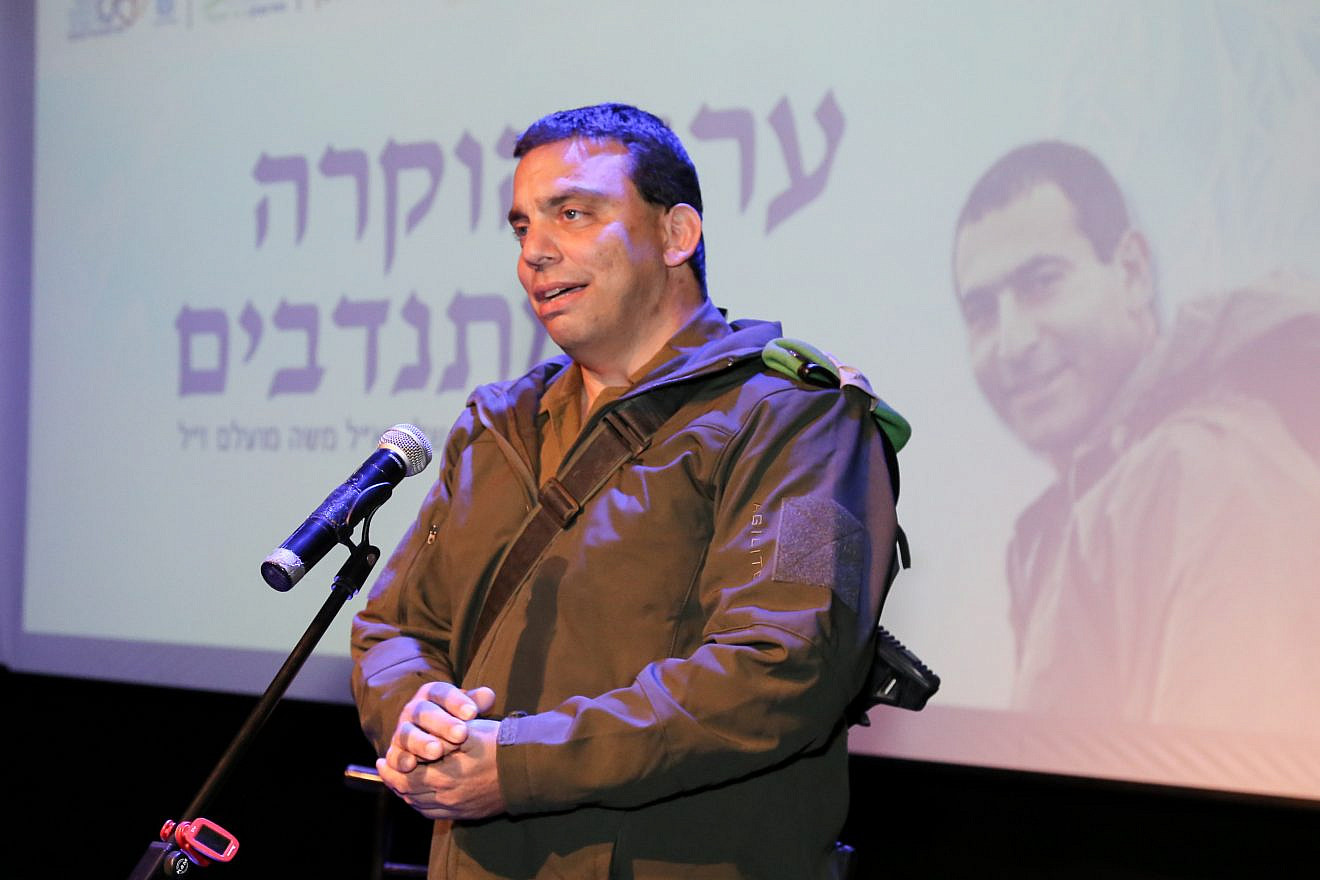 Judea and Samaria Division Commander Brig.-Gen. Eran Niv speaks at an evening in commemoration of Lieutenant Colonel Moshe Mualem, commander of the Beaufort battalion, who was killed in the twin helicopter crash over the rural community of Sha'ar Yishuv in February 1997, in Gush Etzion on February 17, 2018. Credit: Gershon Elinson/FLASH90