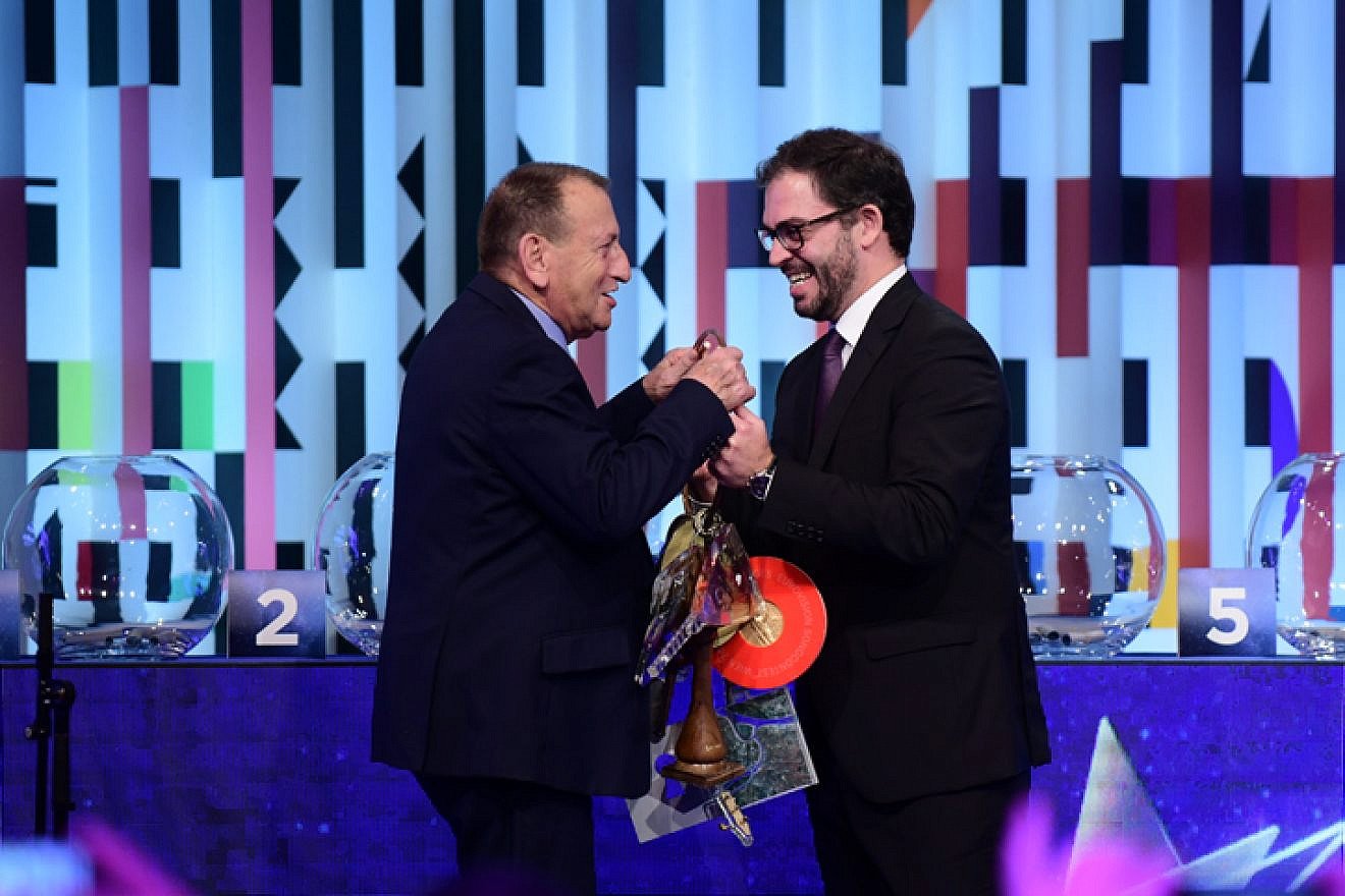 Lisbon Deputy Mayor Duarte Cordeiro hands Tel Aviv Mayor Ron Huldai (left) the official Eurovision key chain at the City Exchange Ceremony for the upcoming Eurovision Song Contest, to be held in Tel Aviv in mid-May, Jan. 28, 2019. Photo by Tomer Neuberg/Flash90.