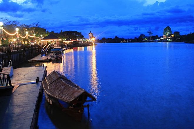 A traditional roofed wooden sampan, the main water transport in Kuching, Malaysia. Credit: Flickr/Wikimedia Commons.
