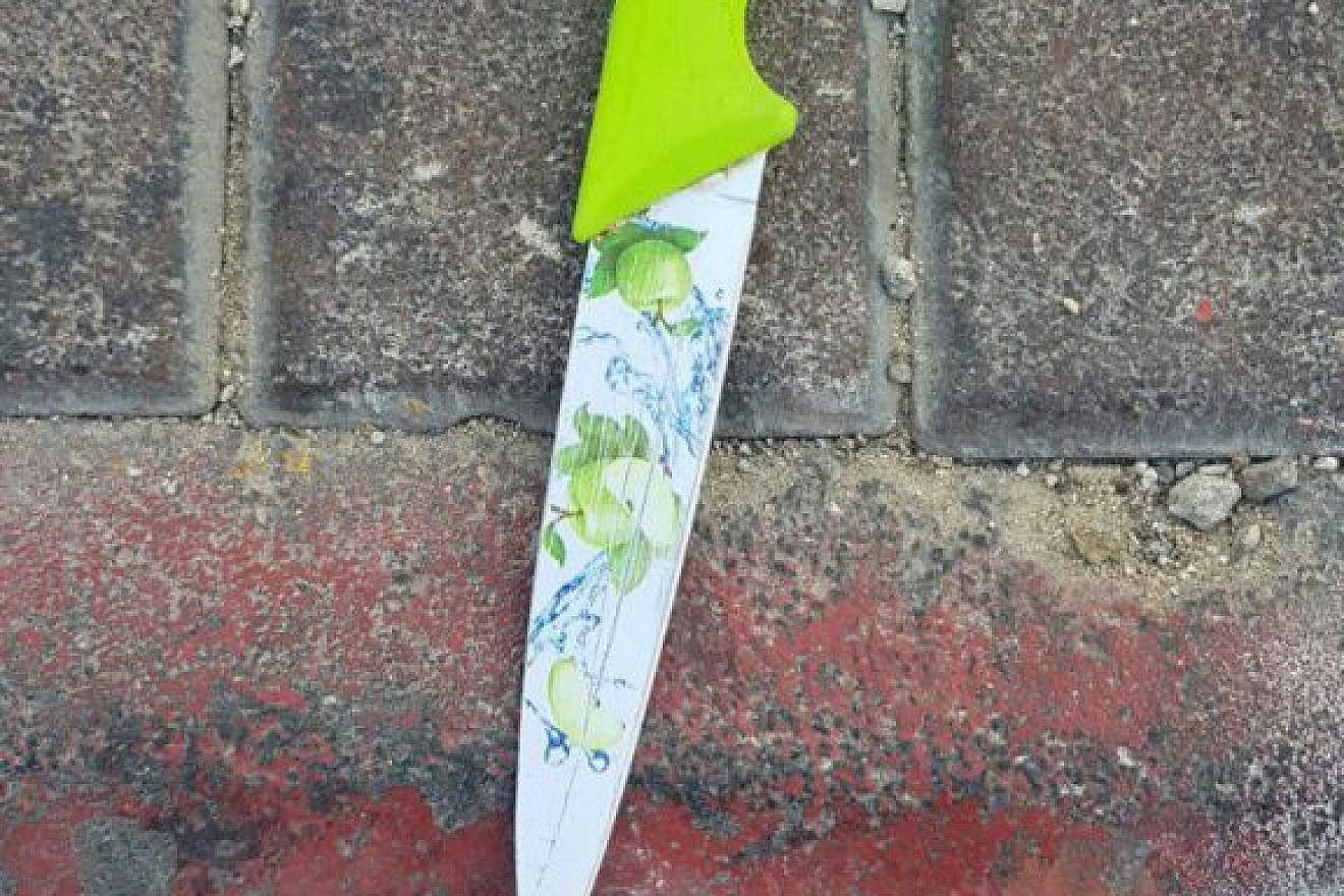 The knife used in the attempted stabbing of Israeli guards by an Arab woman on Jan. 30, 2019. Source: Israel Police.