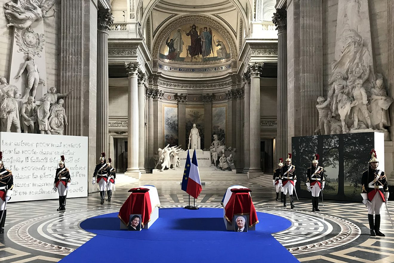 The coffins of Simone and Antoine Veil lying under the Panthéon dome, July 1, 2018. Credit: Emmanuel J. Lévy via Wikimedia Commons.