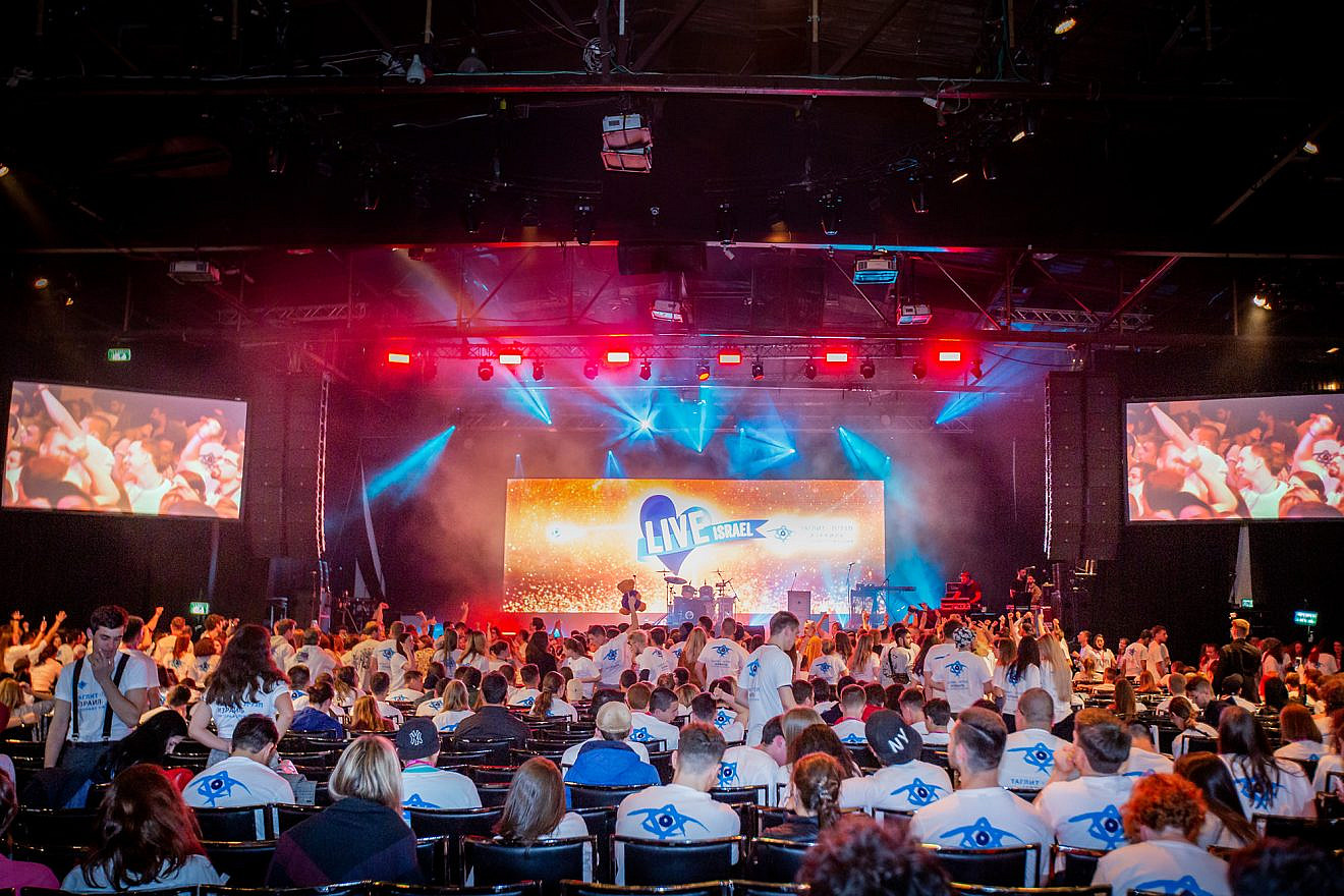 More than 800 Russian-speaking Taglit-Birthright Israel participants celebrated at a festive mega-event on Jan. 5, 2019. Photo by Jane Peimer.