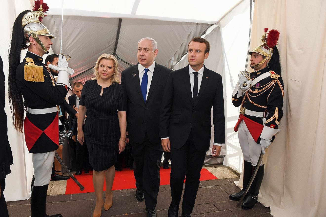 Israeli Prime Minister Benjamin Netanyah and his wife, Sara, with French President Emmanuel Macron at the ceremony marking the National Day in Remembrance of victims of racism and anti-Semitic crimes, and in tribute to Righteous Among the Nations, in Paris on July 16, 2017. Credit: Haim Zach/GPO.