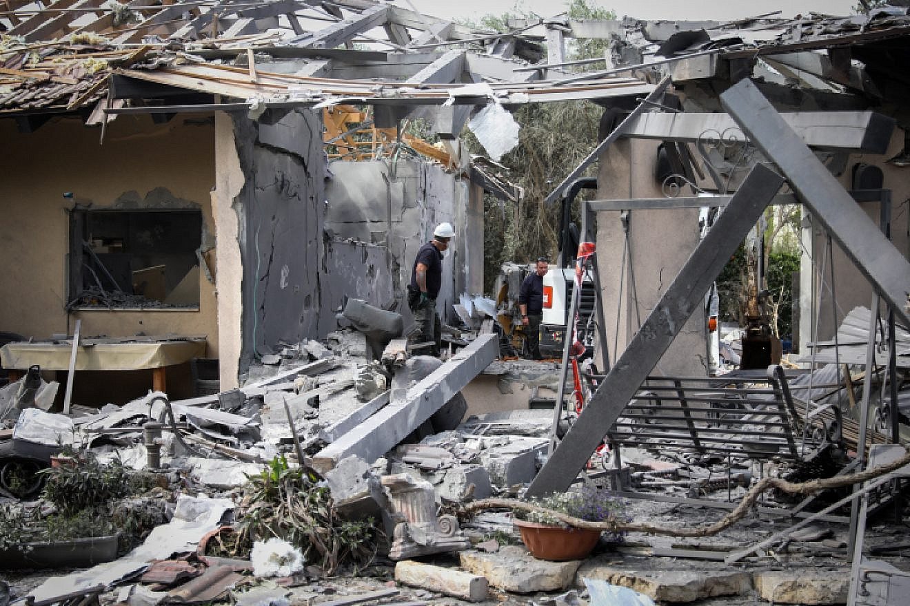 Israeli security forces inspect a house in Moshav Mishmeret, in central Israel, hit by a rocket fired from the Gaza Strip on March 25, 2019. Photo by Noam Revkin Fenton/Flash90.