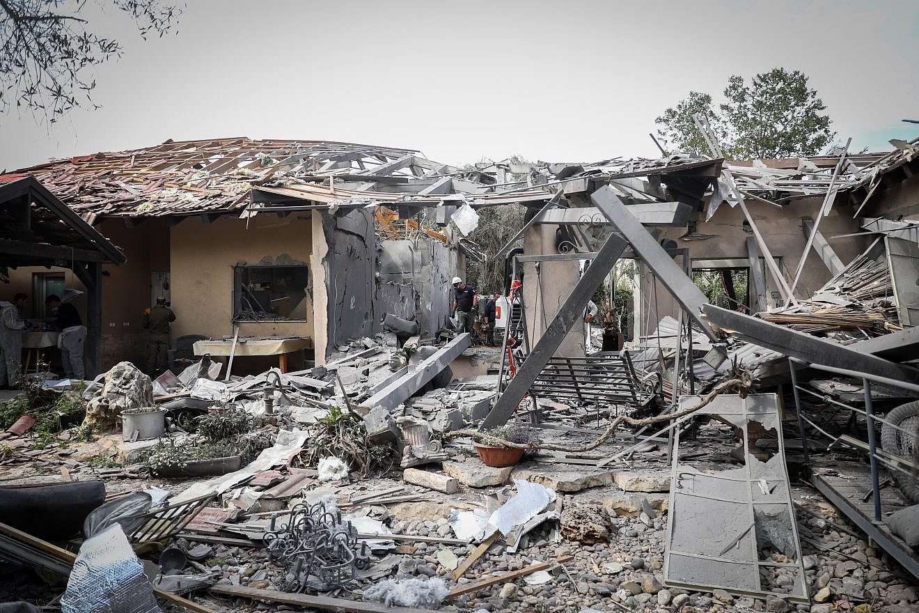 Israeli security forces inspect the scene of a house in Moshav Mishmeret, in central Israel,  that was hit by a rocket fired from the Gaza Strip on March 25, 2019. Credit: Noam Revkin Fenton/Flash90.