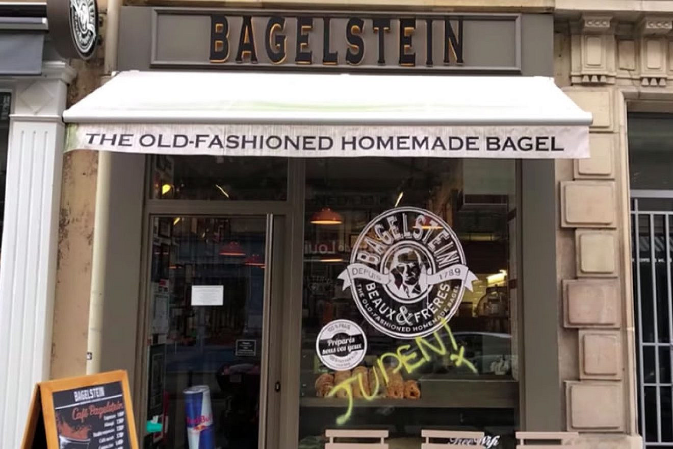 A Paris bagel shop with the German word “Juden” (“Jews”) spray-painted in yellow on the front door in February 2019. Source: Screenshot.