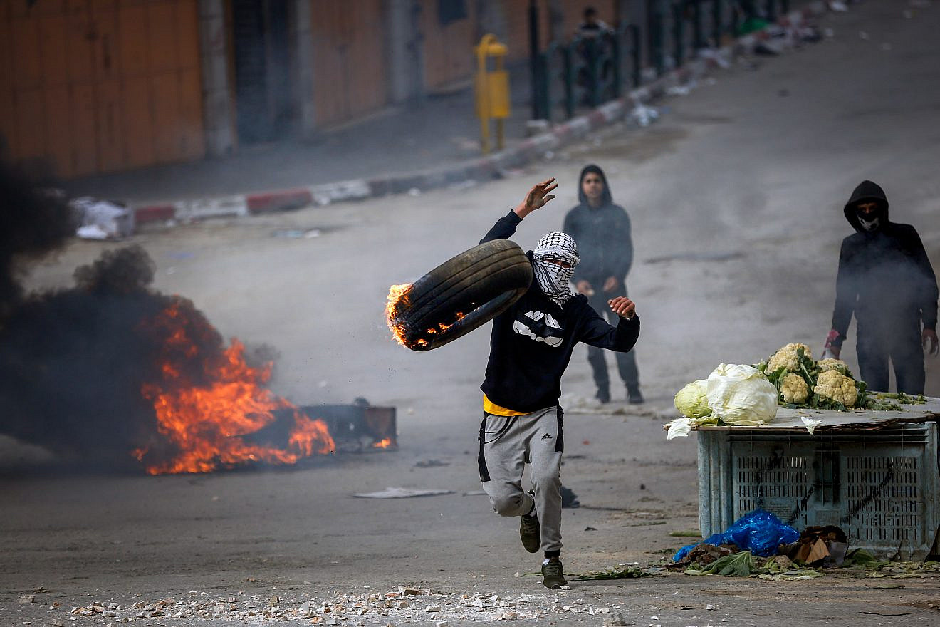 Palestinian protesters clash with Israeli security forces in the West Bank city of Hebron on March 15, 2019. Photo by Wisam Hashlamoun.