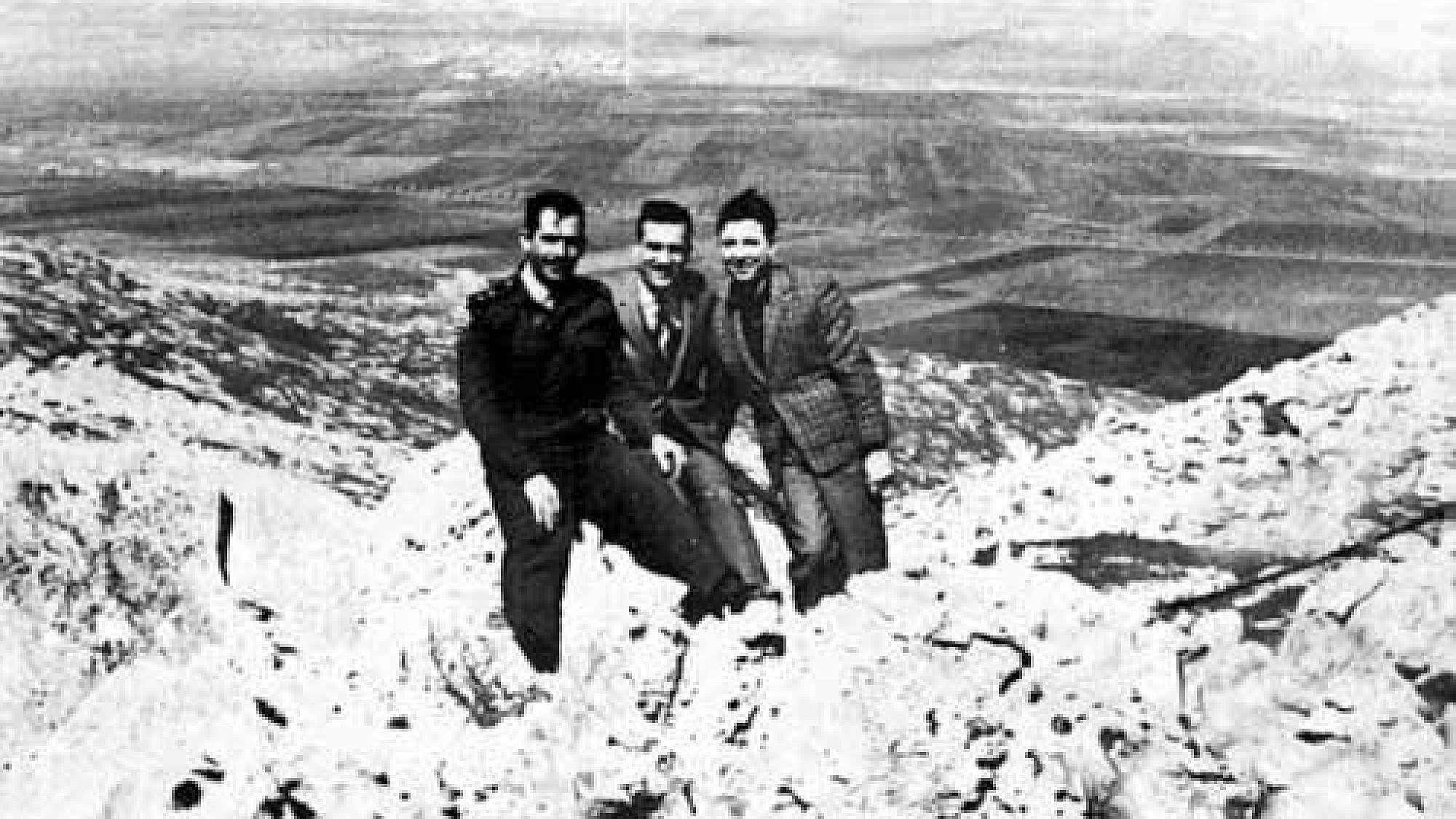 Eli Cohen (in the middle) posing as Arab merchant Kamel Amin Thaabet, with his friends from the Syrian army on the Golan Heights overlooking Israel, mid-1960s. Credit: Syrian military personnel photo via Wikimedia Commons.