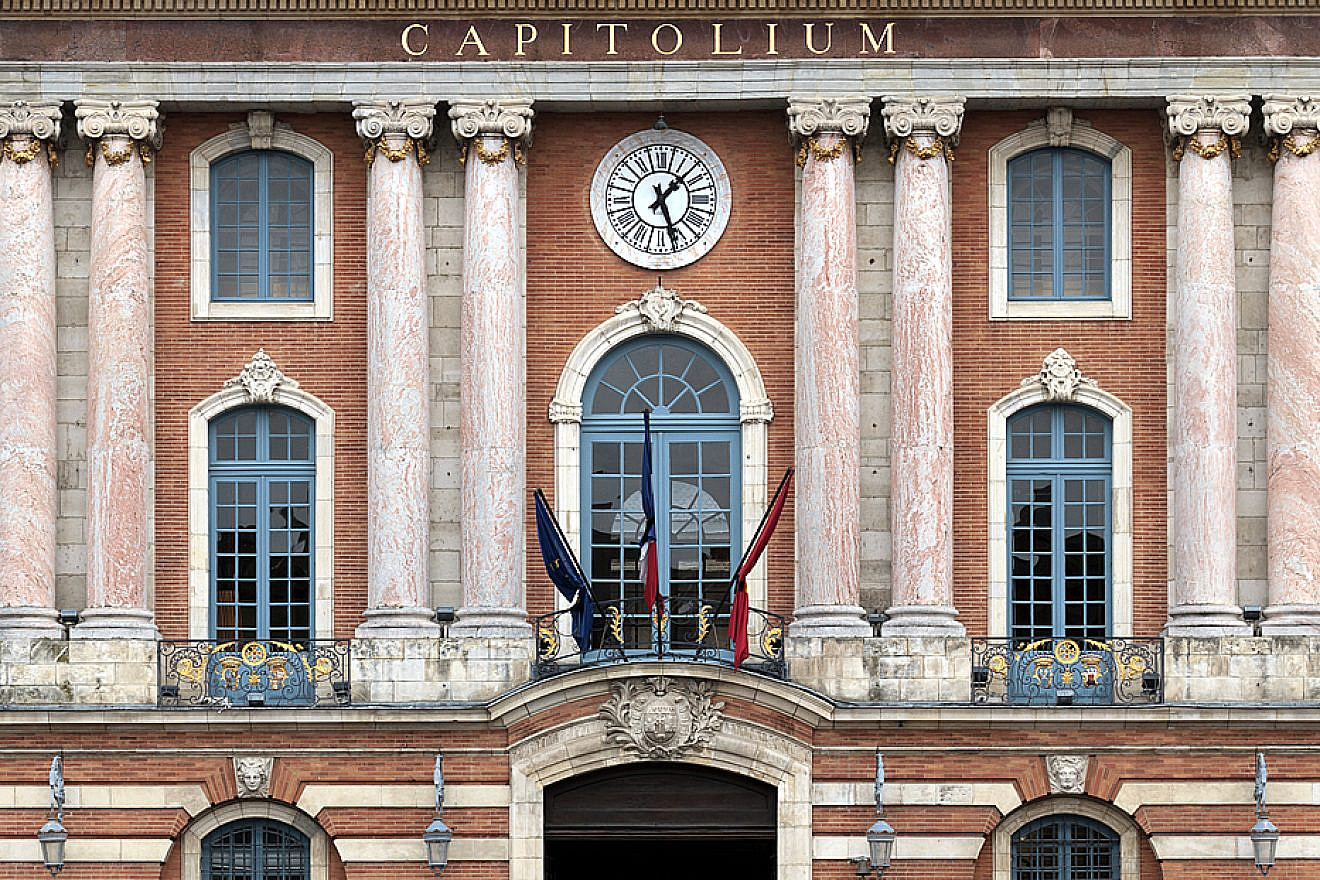 Mourning flags of the European Union, France and Midi-Pyrénées on the Capitole de Toulouse after attacks on a Jewish school in Toulouse that resulted in the deaths of a rabbi, his two young sons and another child, March 22, 2012. Credit: Pierre Selim via Wikimedia Commons.