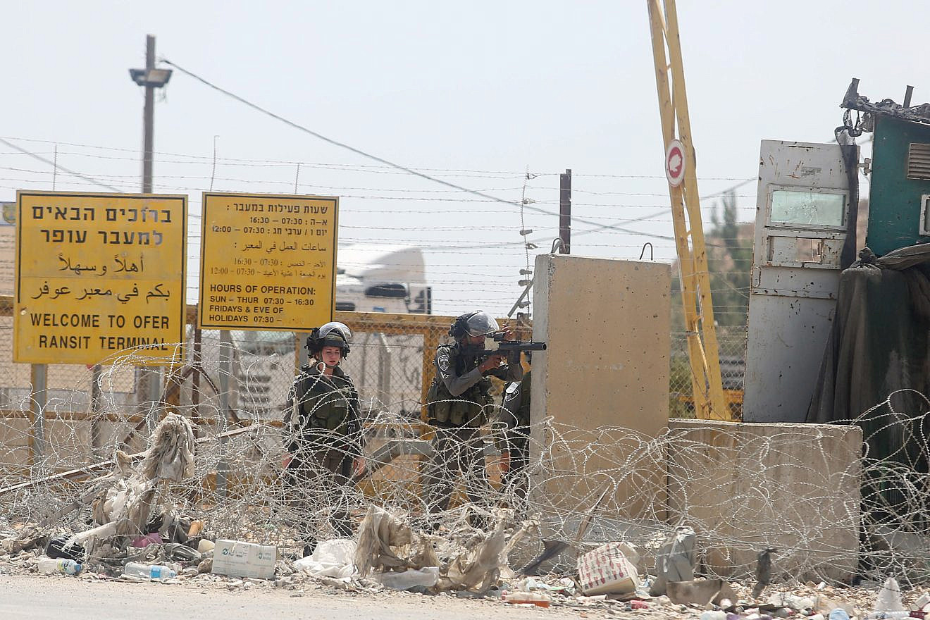 Palestinians clash with Israeli security forces as near Ofer prison near Betunia in the West Bank on Aug. 18, 2016. Photo by Flash90.