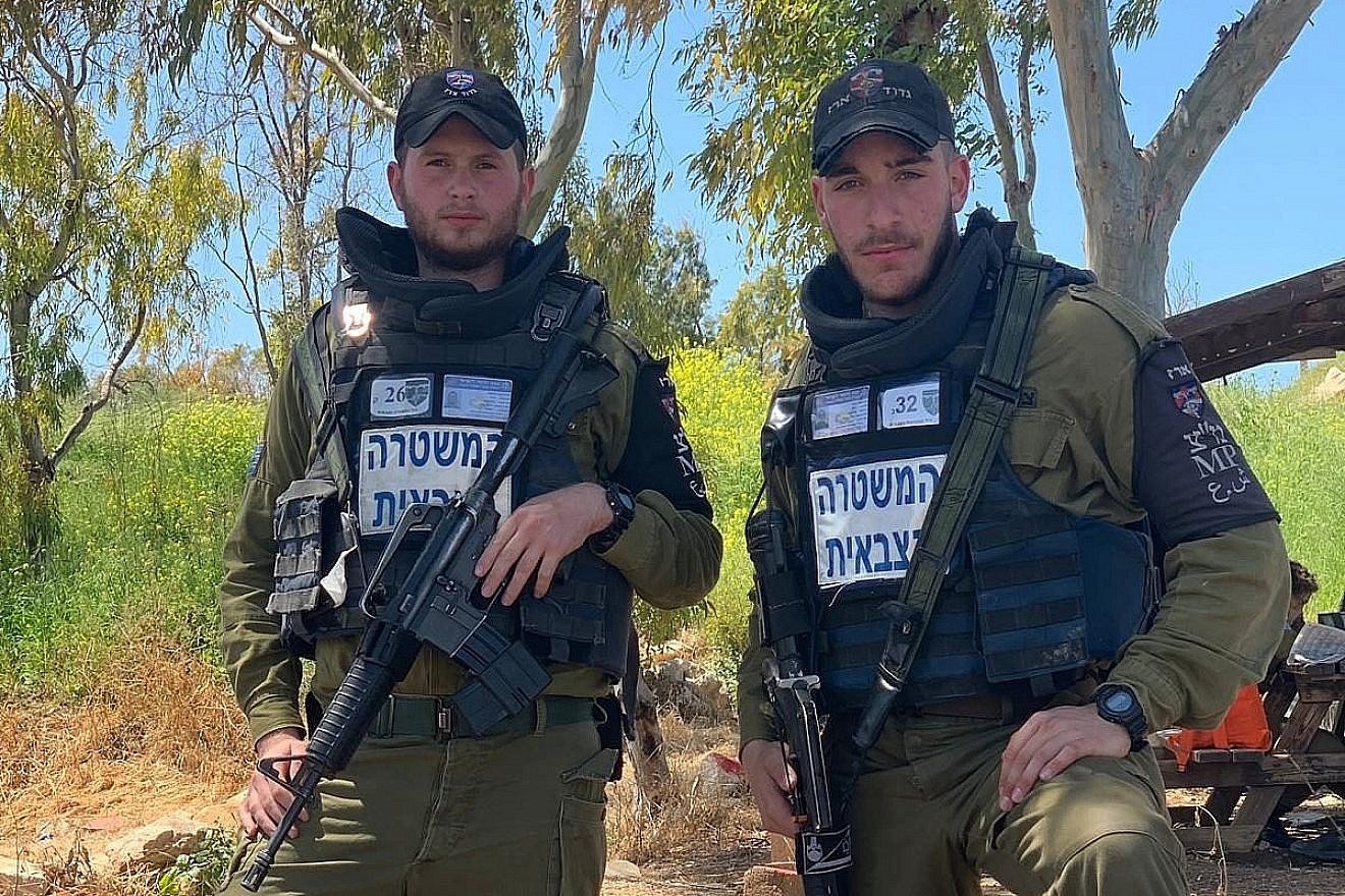 Sgt. Micharl Sivan (left) and Sgt. Roman Ambar, who discovered the weapons' vehicle that was trying to cross into Israel on April 9, 2019. Credit: IDF.