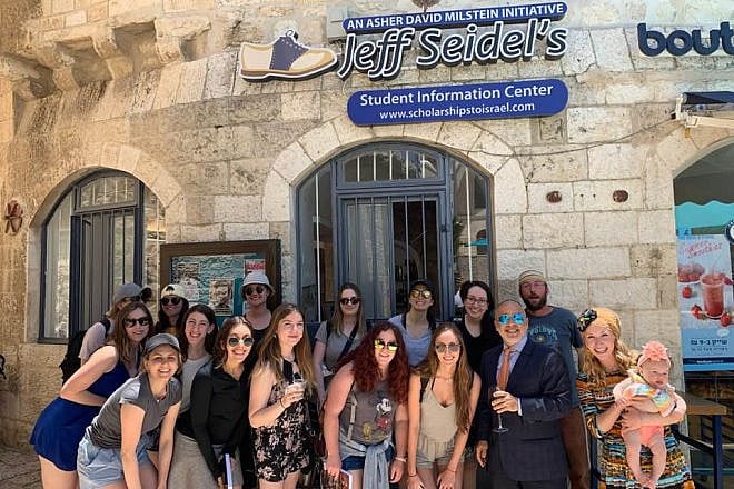 Jeff Seidel with students outside of his Student Information Center in Jerusalem. Credit: Jeff Seidel via Facebook.