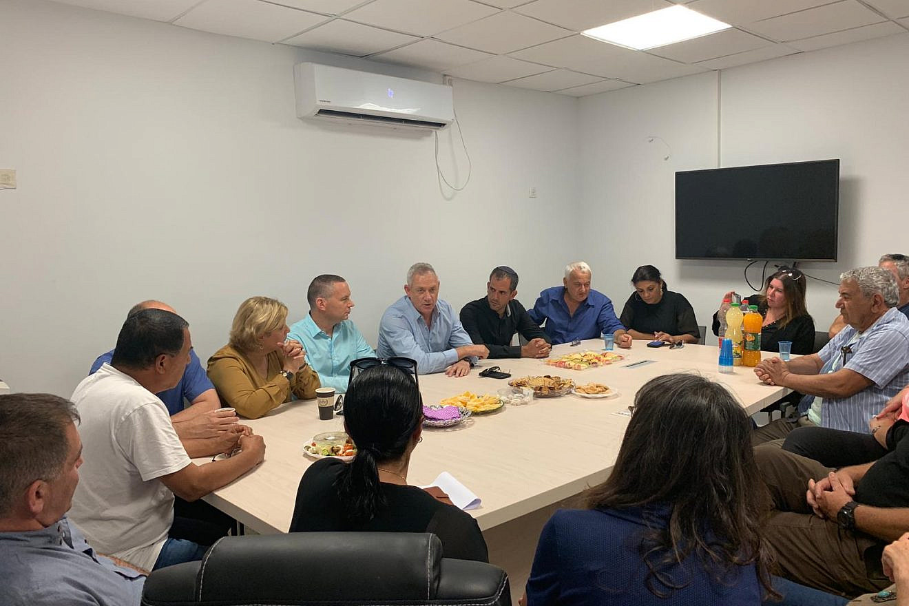 Blue and White Party leader Benny Gantz meeting with southern council representatives on Sunday. Credit: Blue and White.