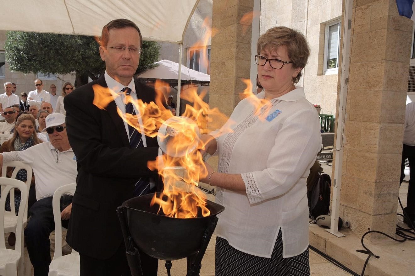 Marnie Fienberg, the daughter-in-law of Joyce Fienberg, who was murdered in the Oct. 27, 2018 Pittsburgh synagogue attack, lights a memorial torch together with Jewish Agency for Israel chairman Isaac Herzog Credit: Noam Sharon.