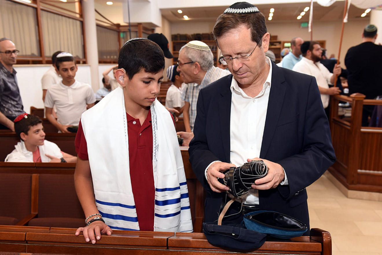 A bar and bat mitzvah celebration for 80 deaf and hard-of-hearing children from throughout Israel, Sponsored by the International Young Israel Movement and the Jewish Agency for Israel, was the culmination of a year of programming. Photo by Nachshon Philipson.