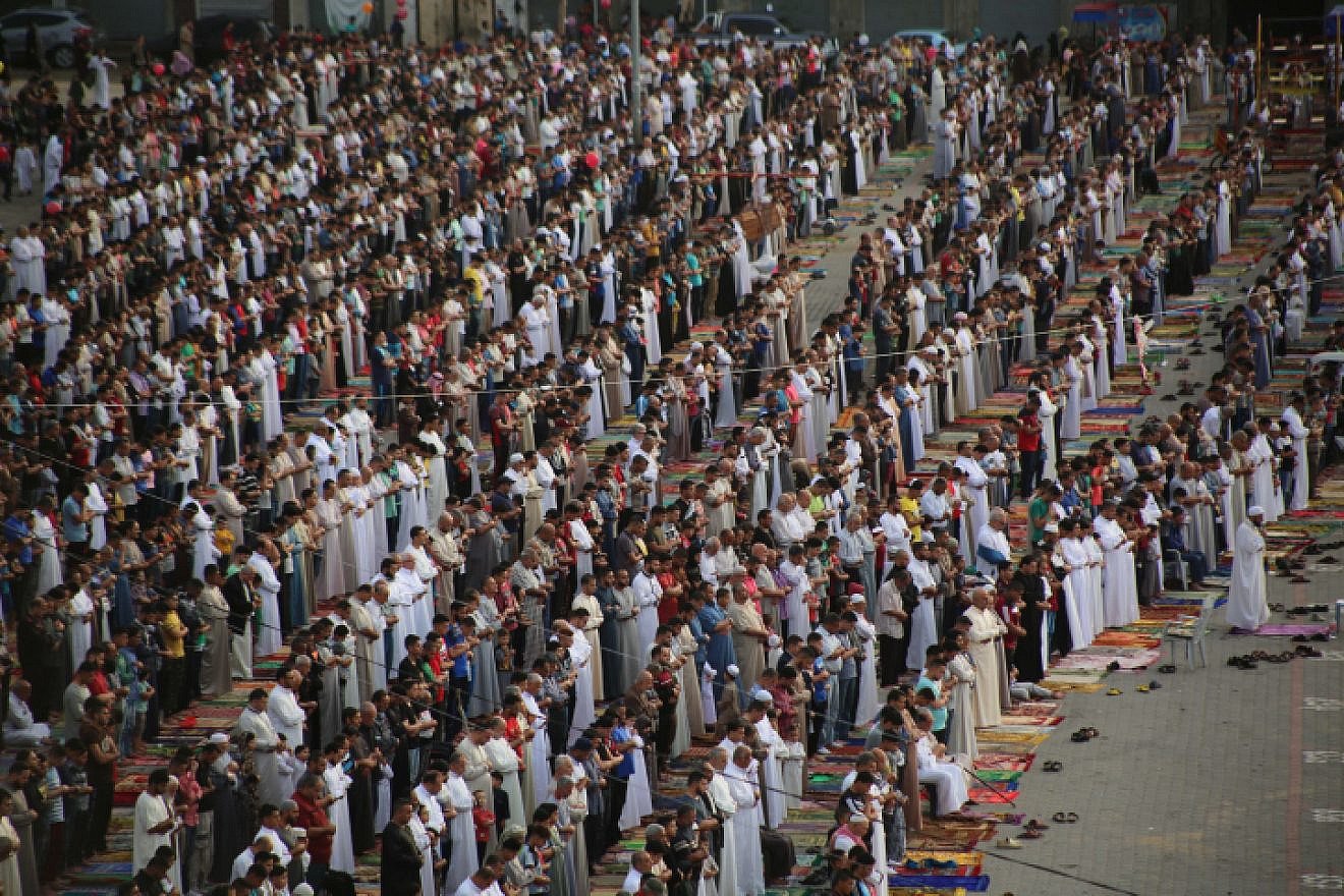 Palestinians perform perform morning prayers to celebrate Eid al-Fitr, marking the end of Ramadan, in the Gaza Strip on June 5, 2019. Photo by Hassan Jedi/Flash90.