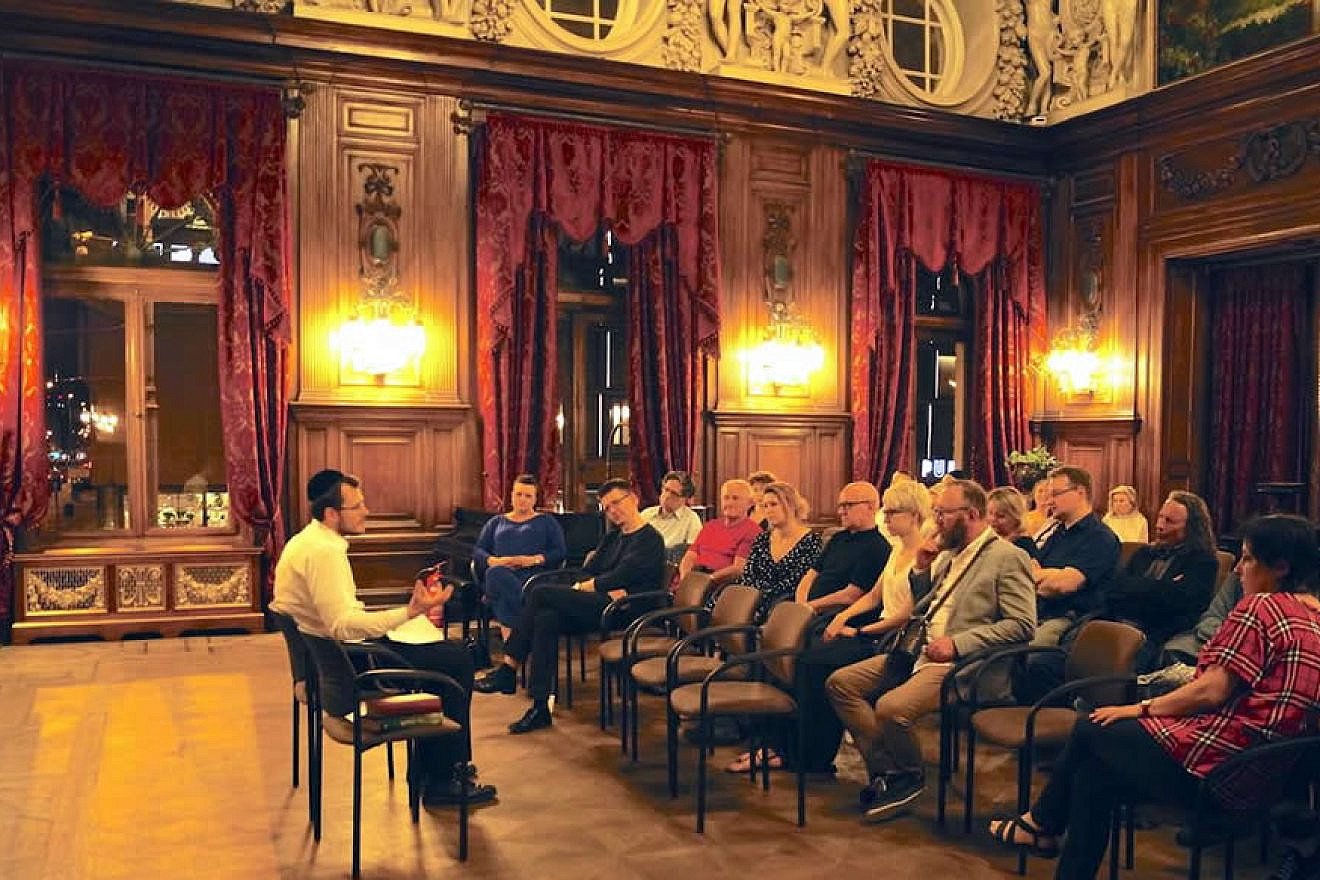 Rabbi David Szychowski gives a lecture on Jewish topics in Lodz, Poland, June 2019. Photo by Natalia Soral.