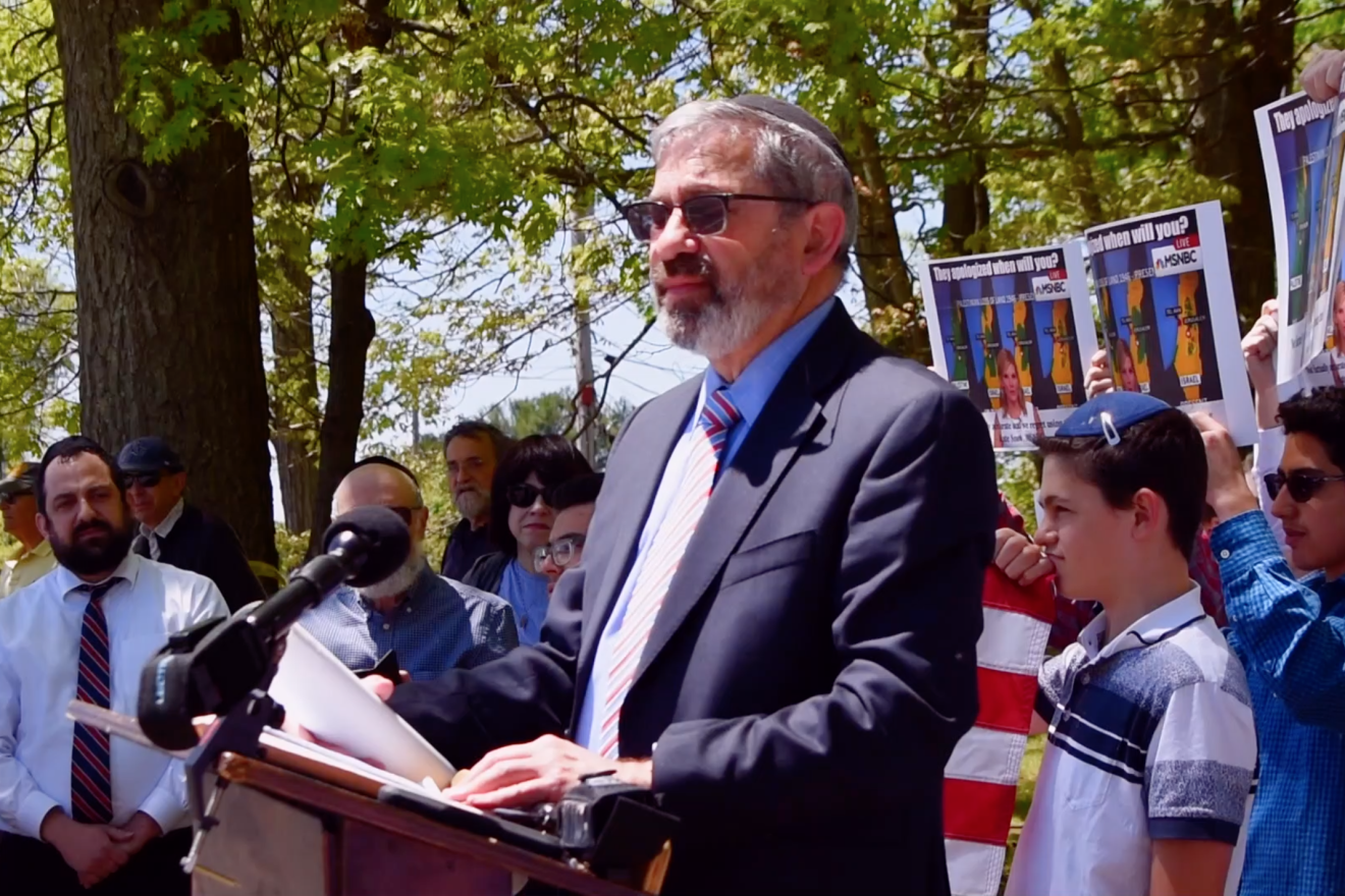 Rabbi Zev Meir Friedman of Rambam Mesivta, an Orthodox boys’ school in Lawrence, N.Y., speaking at Newton South High School in Massachusetts. Credit: Americans for Peace and Tolerance.