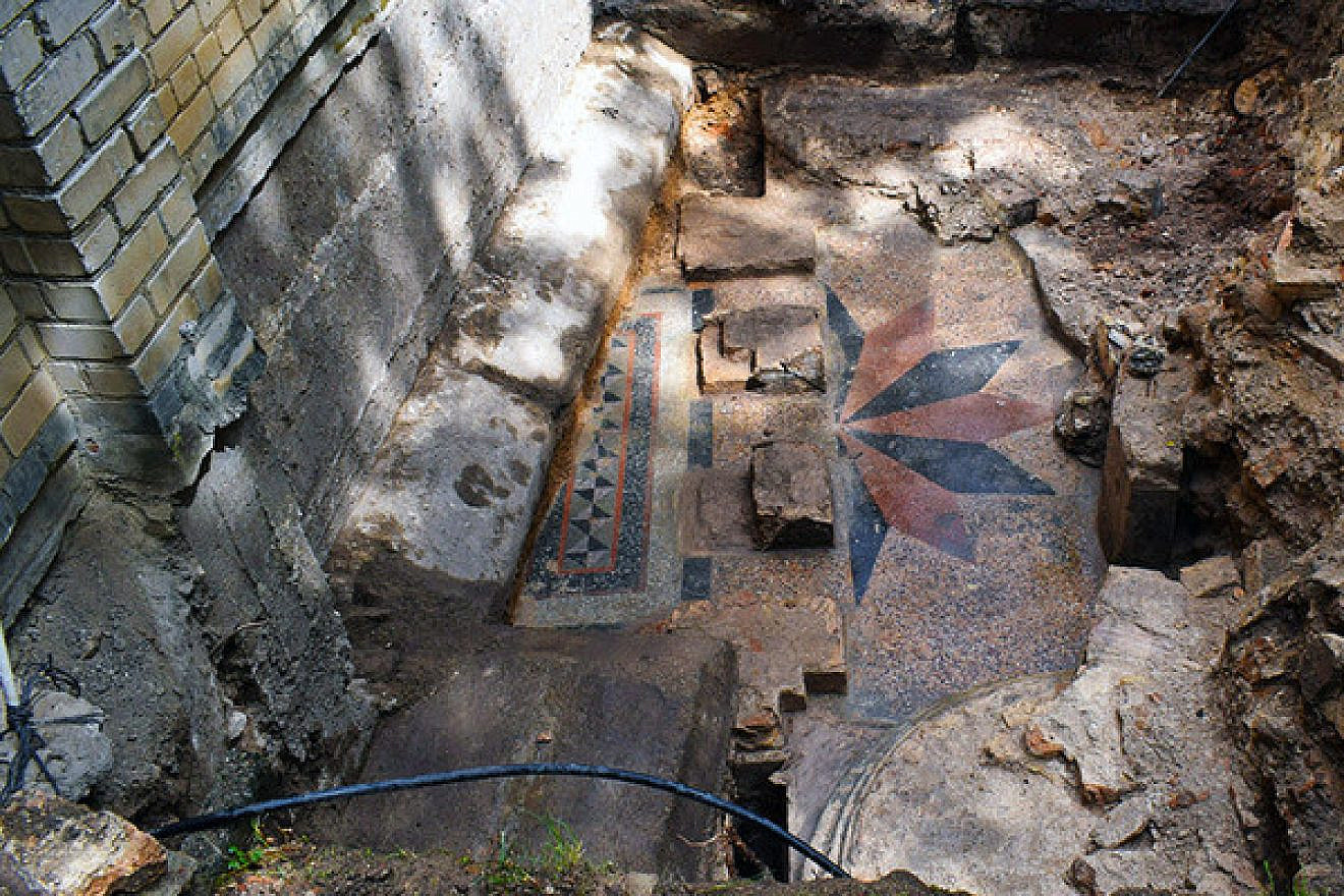Floor of the praying platform revealed. The base of one of the pillars is visible on the right. Credit: Israel Antiquities Authority/Jon Seligman.