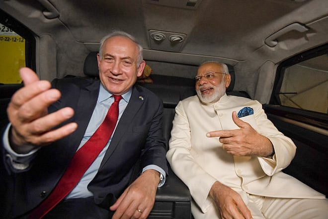 Israeli Prime Minister Benjamin Netanyahu and Indian Prime Minister Narendra Modi after a farewell ceremony in Modi's honor at Ben-Gurion Airport, July 4, 2017. Photo by Haim Zach/GPO.