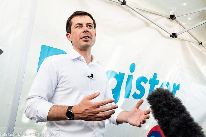 South Bend Mayor Pete Buttigieg (D-Ind,) at the Des Moines Register Political Soapbox at the Iowa State Fair in Des Moines, Iowa on Aug. 13, 2019. Credit: Michael Brochstein/Split Stone Media.