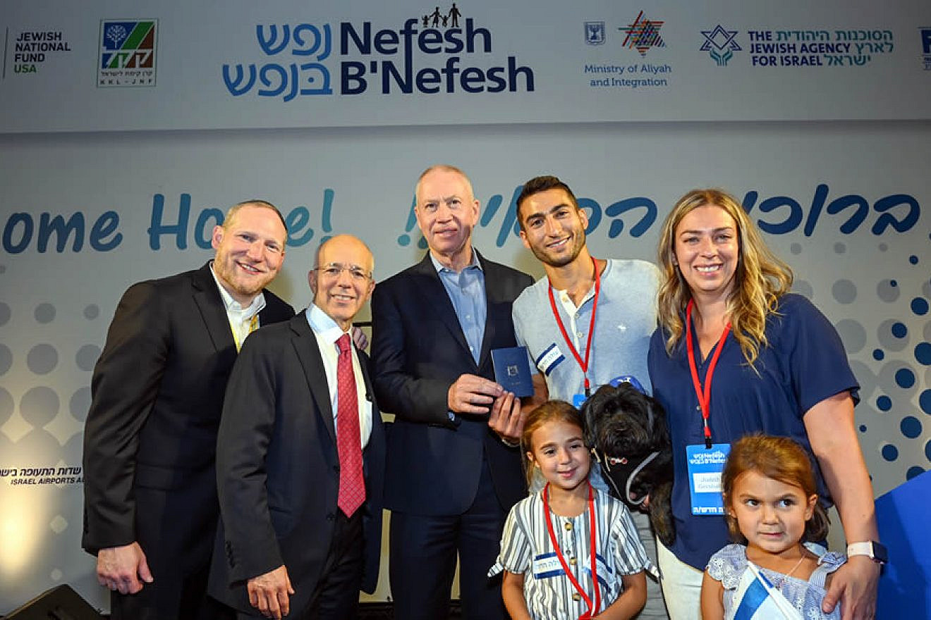 60,000th new immigrant to Israel on 60th Nefesh charter flight - JNS.org