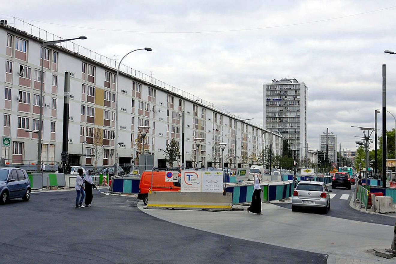 Nicknamed “Little Jerusalem,” the Sarcelles district is known for its large population of Jewish residents, with public housing expanding there in the 1950s and 1960s due to French and Jewish Algerians who fled there as a result of the Algerian War of Independence. Credit: Wikimedia Commons.