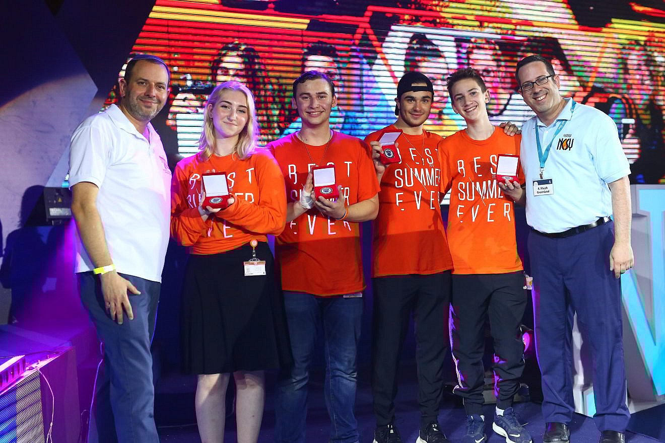 NCSY Hatzalah Rescue participants in Israel receive medallions celebrating their first “lives saved.” Credit: NCSY.