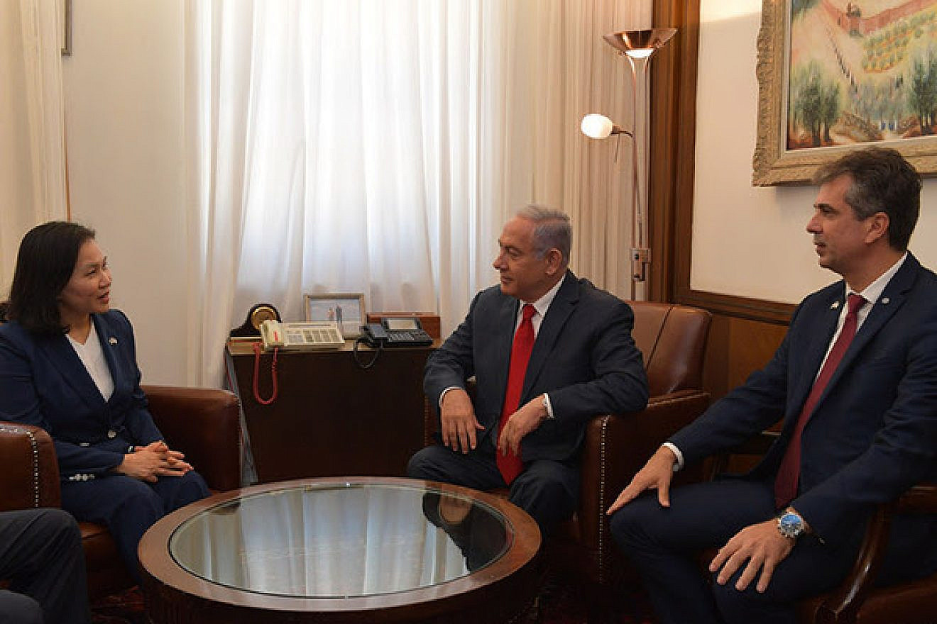 Israeli Prime Minister Benjamin Netanyahu, and Economy and Industry Minister Eli Cohen, with Republic of Korea Trade Minister Yoo Myung-hee. Credit: GPO/Kobi Gideon.