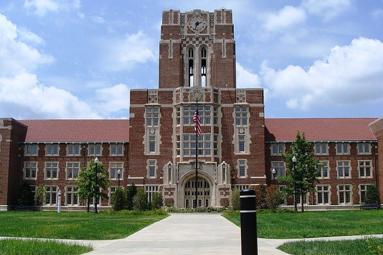 Ayres Hall at the University of Tennessee-Knoxville. Credit: Wikimedia Commons.