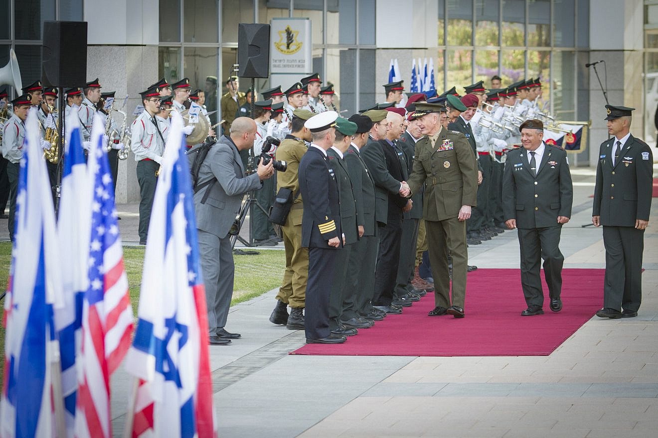 Israeli Chief of Staff Gadi Eizenkot and U.S. Joint Chiefs of Staff Joseph Dunford at a welcoming ceremony in Dunford's honor at the Ministry of Defense in Tel Aviv, May 09, 2017. Photo by Flash90.
