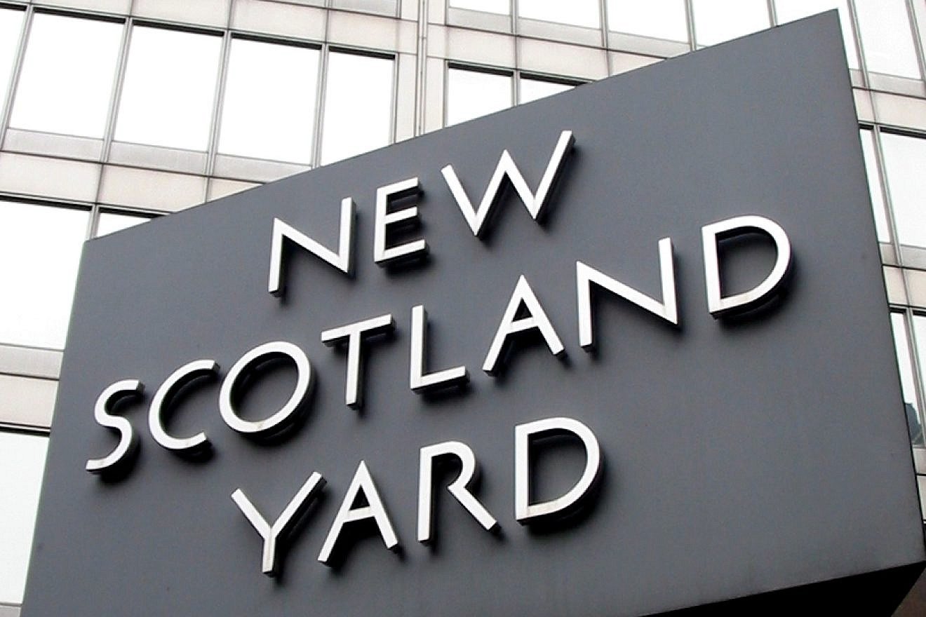 The sign outside the current New Scotland Yard building, located in Victoria, London. Credit: Man Vyi via Wikimedia Commons.