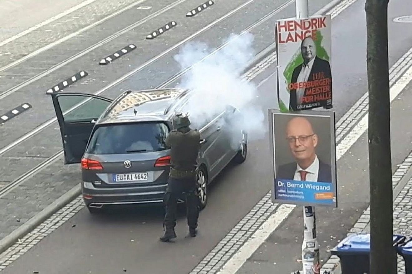 A man identified by German police as Stephan Balliet, 27, opens fire near a Turkish restaurant in the German city of Halle, on Yom Kippur, Oct. 9, 2019. Source: Screenshot.