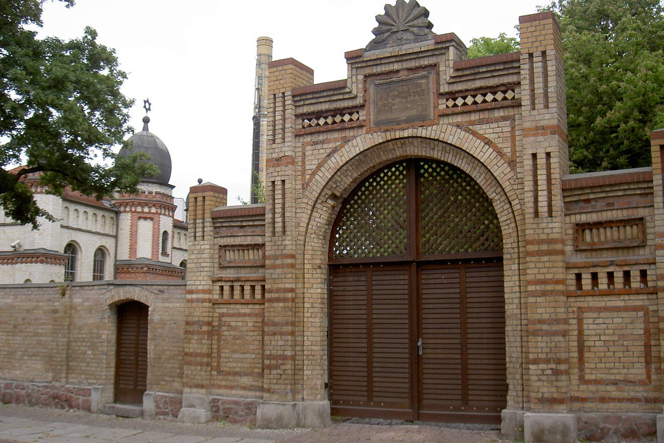 The synagogue in Halle, Germany, that a neo-Nazi armed with weapons attempted to break into on Yom Kippur, Oct. 9, 2019. Credit: Allexkoch via Wikimedia Commons.