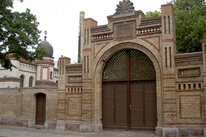 The synagogue in Halle, Germany, that a neo-Nazi armed with weapons attempted to break into on Yom Kippur, Oct. 9, 2019. Credit: Allexkoch via Wikimedia Commons.