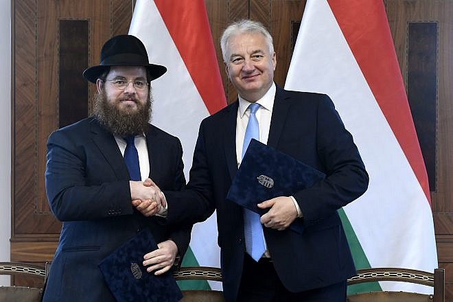 Chief Rabbi of EMIH–Association of United Hungarian Jewish Congregation Rabbi Shlomo Koves shakes hands with Hungarian Deputy Prime Minister Zsolt Semjén, Nov. 18, 2019. Credit: MTI.
