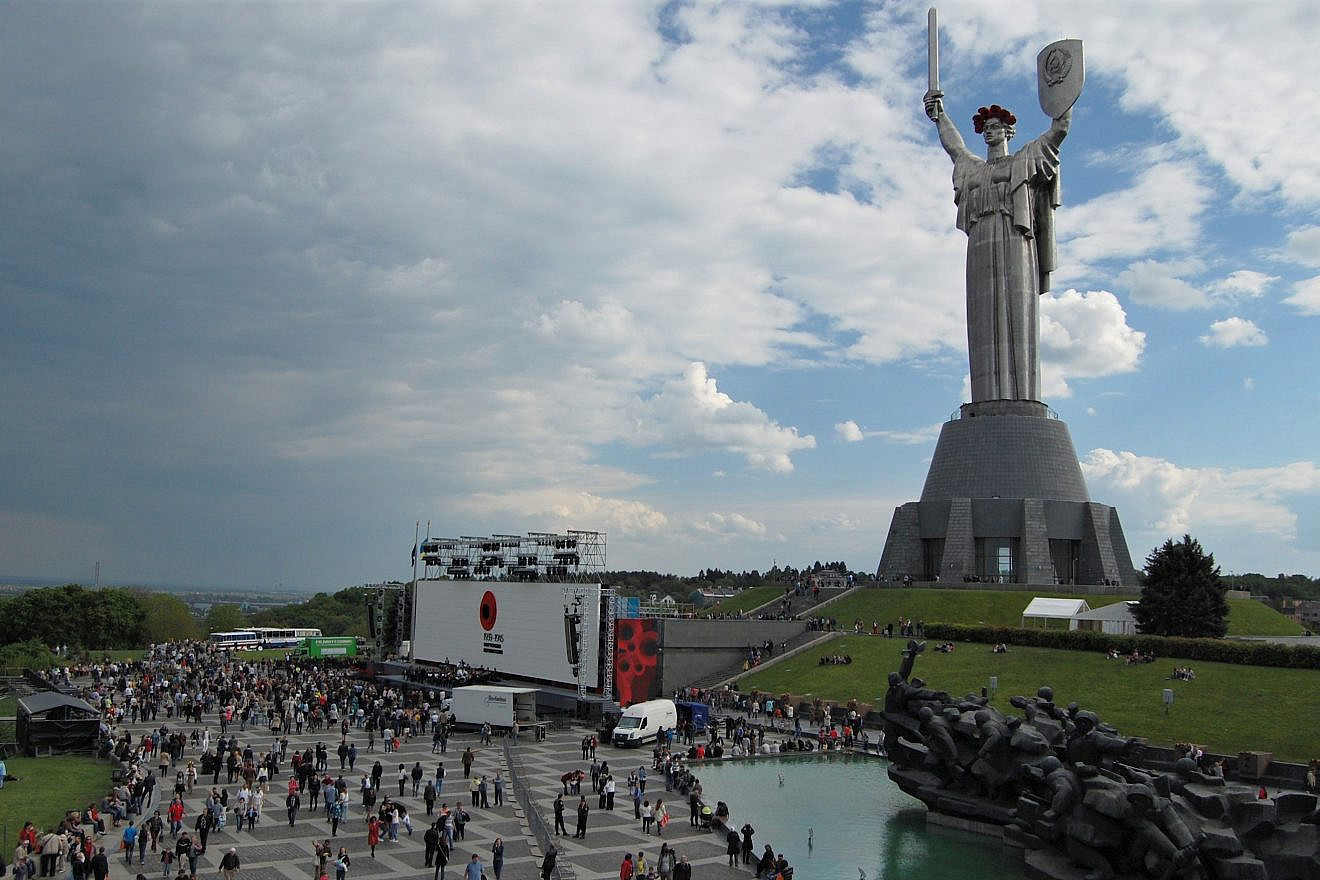 Museum of the History of Ukraine in World War II and Monument to the Motherland in Kyiv. Credit: Wikimedia Commons.