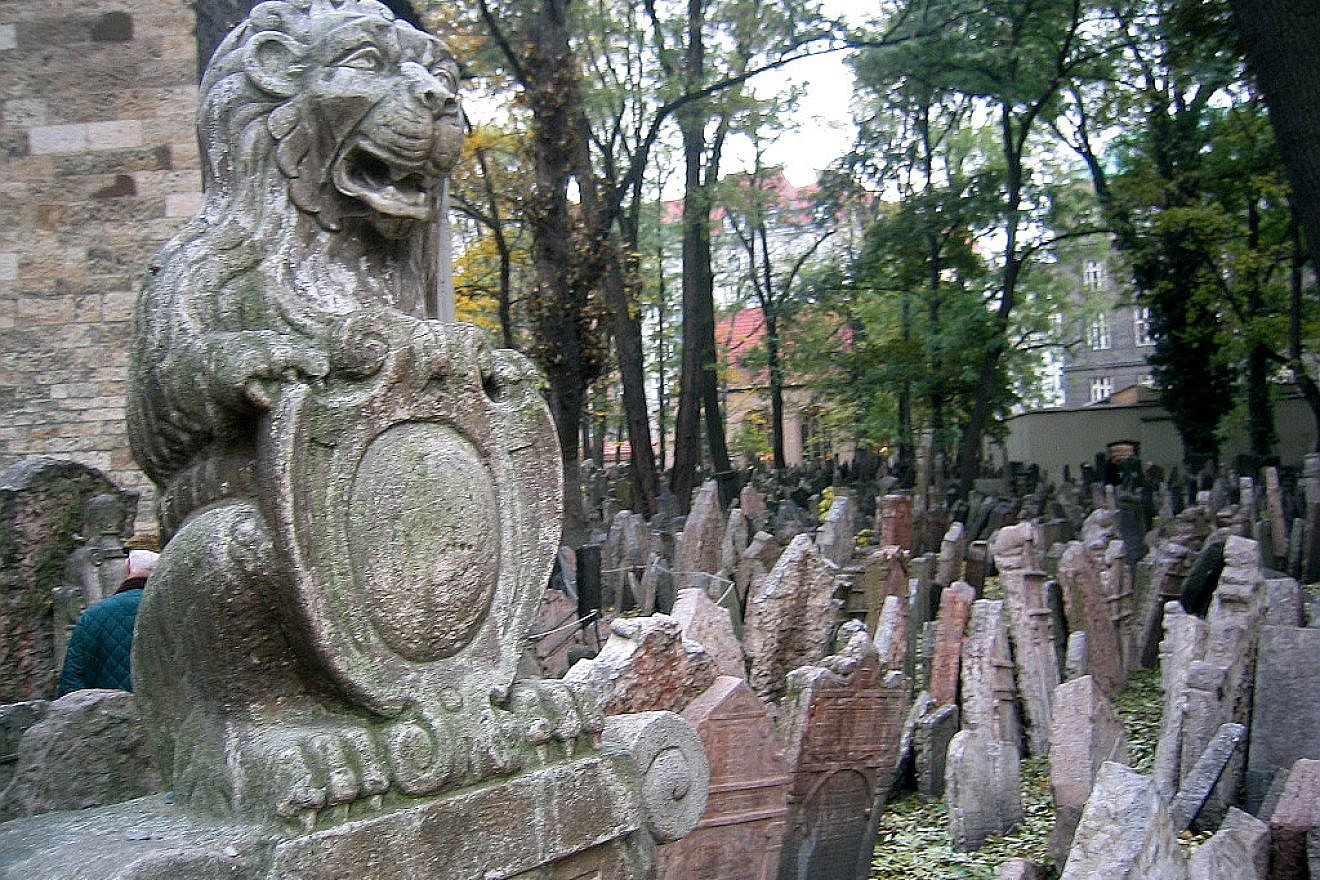 The Old Jewish Cemetery in Prague. Credit: Wikimedia Commons.