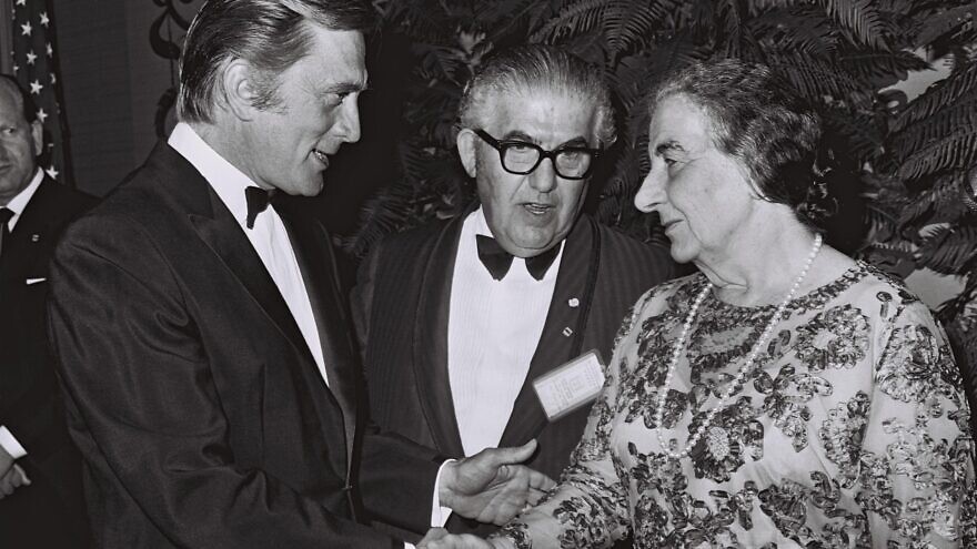 Kirk Douglas greeting former Israeli Prime Minister Golda Meir at a gala banquet at the Beverly Hilton in Los Angeles in 1969. Photo by Milner Moshe/GPO.