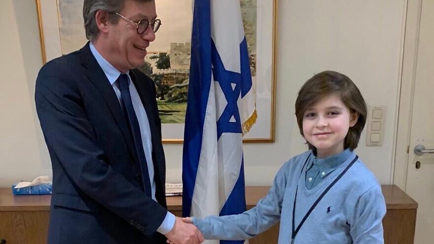 Laurent Simons of Belgium, who aims to create medical devices, recently met with Ambassador of Israel to Belgium and Luxembourg Emmanuel Nahshon. Source: Twitter.