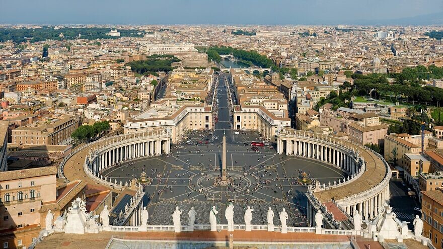A view of St. Peter’s Square at the Vatican City. Credit: Wikimedia Commons.