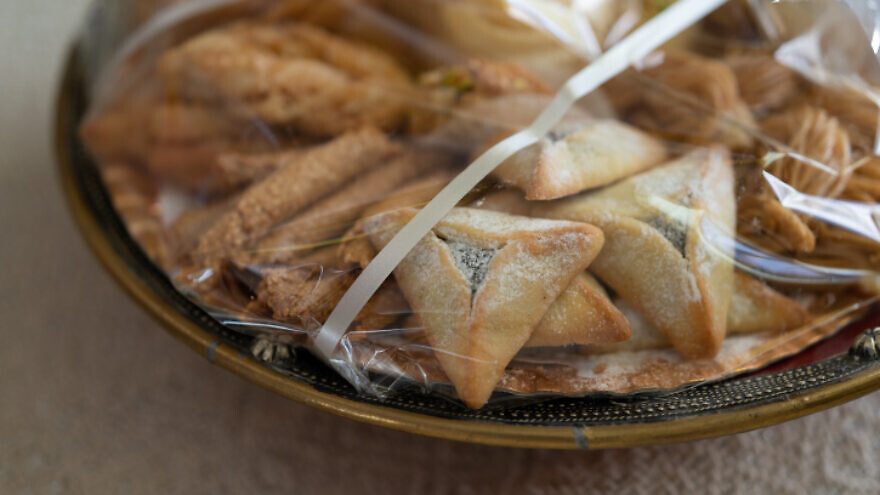 A Purim gift basket, Feb. 29, 2020. Photo by Yahav Gamliel/Flash90.