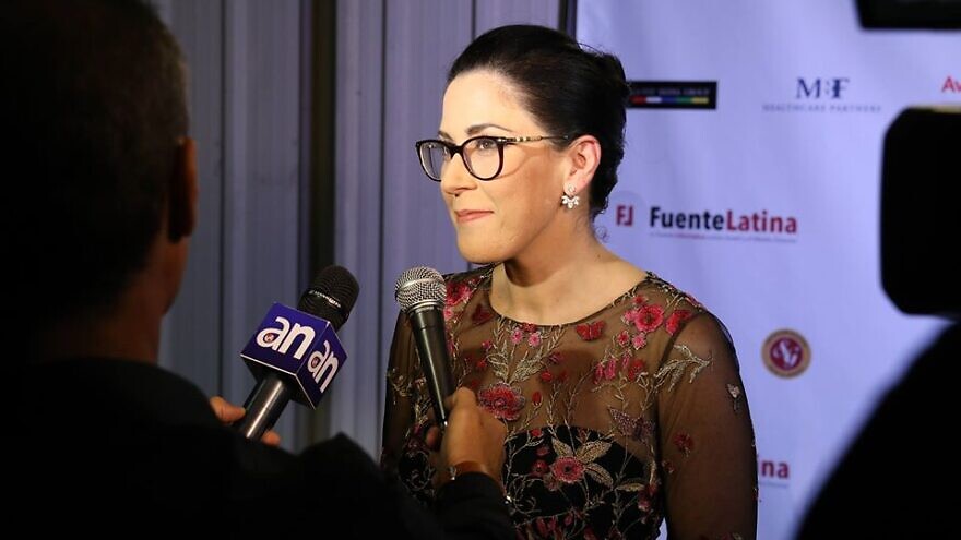 Leah Soibel, founder and CEO of Fuente Latina conducting an interview. Source: Facebook.