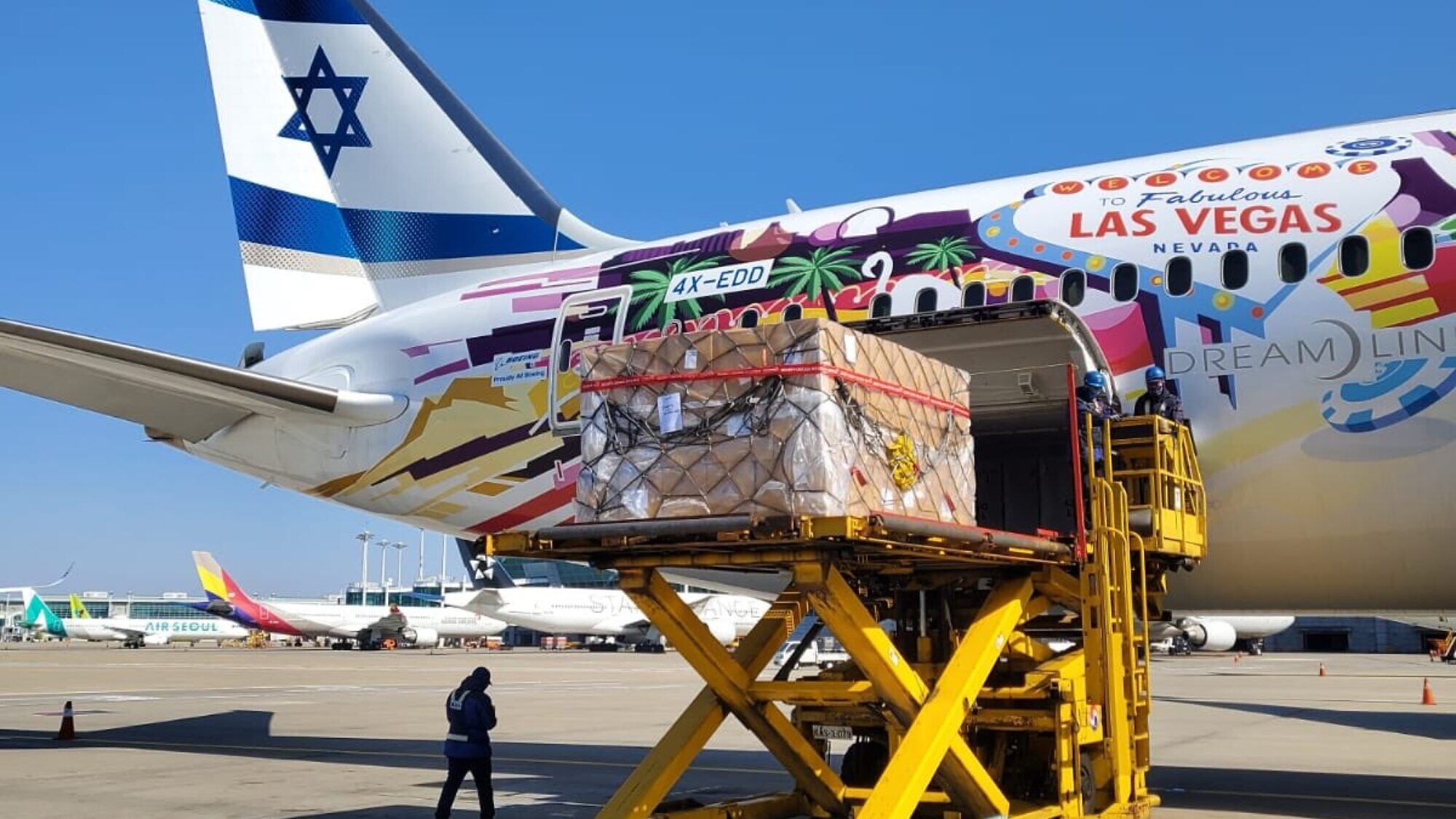 An El Al aircraft takes off from Seoul, South Korea, to deliver tens of thousands of coronavirus test kits and protective personal gear for medical staff, on April 8, 2020. Credit: Israel Ministry of Defense.