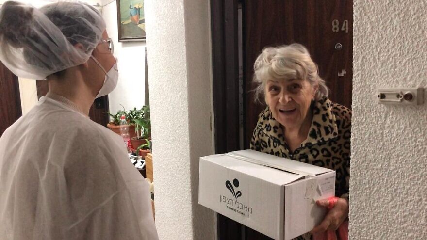 Leket volunteers deliver kosher-for-Passover food for the elderly in Israel prior to the holiday and in the wake of the coronavirus pandemic, April 2020. Credit: Leket.
