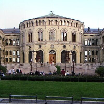 Норвежский парламент в Осло, 26 августа 2005 г. Фото: Джон Эрлинг Блад через Wikimedia Commons.
