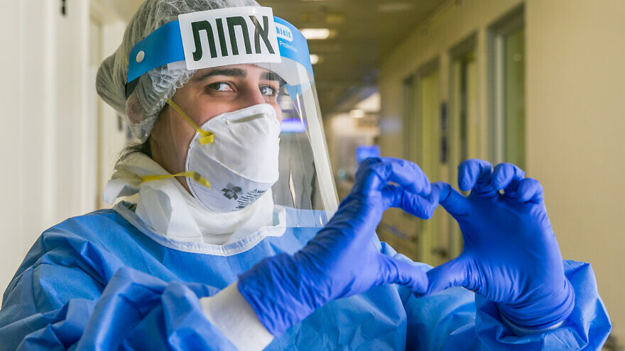 A member of the medical team in the coronavirus unit at Tel Aviv Sourasky Medical Center, Ichilov Hospital in Tel Aviv on May 4, 2020. Photo by Yossi Aloni/Flash90.