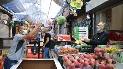 Shoppers at the Machane Yehuda market in Jerusalem after it reopened on May 7, 2020, following weeks of COVID-19 lockdowns. Photo by Olivier Fitoussi/Flash90.